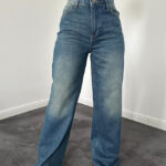 Classic Jeans made from high-quality denim, offering a timeless, flattering fit for everyday wear.